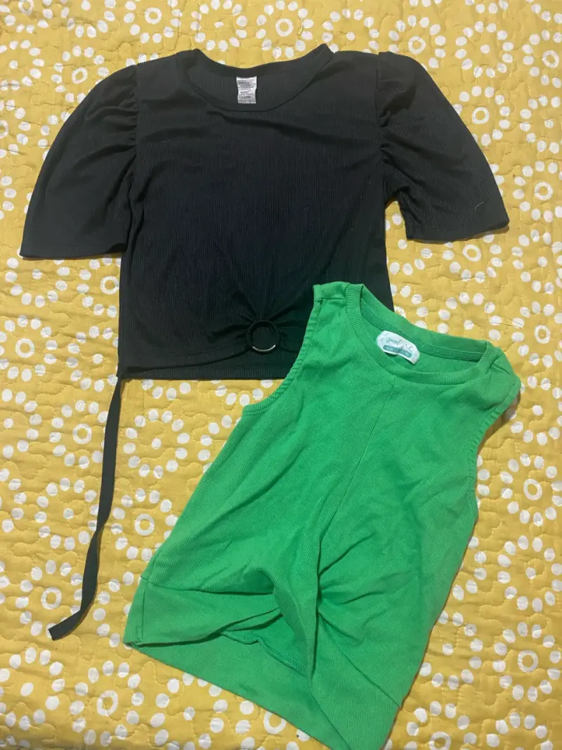 Conjunto de poleras negras y verdes para niña - 1