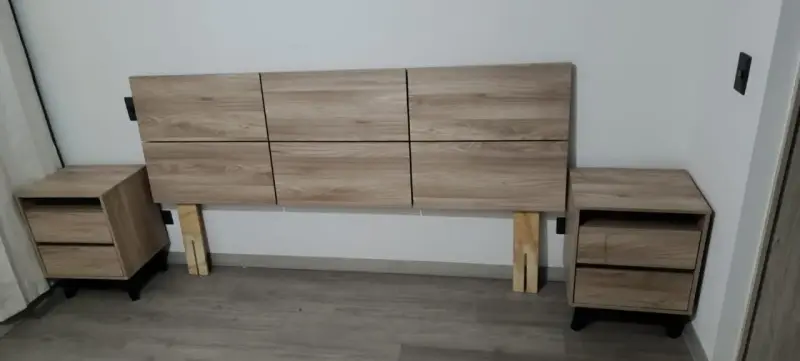 Juego de dormitorio moderno con cabecera y veladores - 2