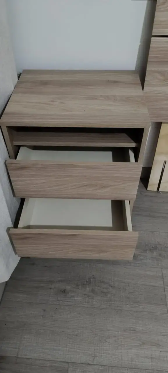 Juego de dormitorio moderno con cabecera y veladores - 4