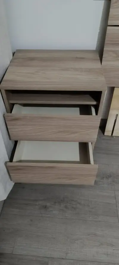Juego de dormitorio moderno con cabecera y veladores - miniatura 4