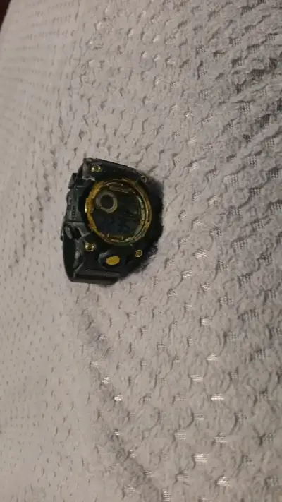 Reloj digital deportivo negro y dorado - miniatura 1
