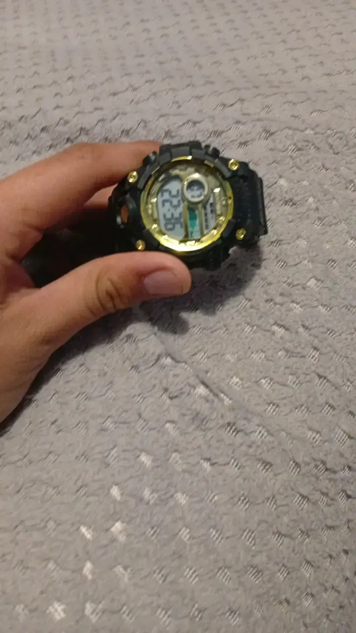 Reloj digital deportivo negro y dorado - 2