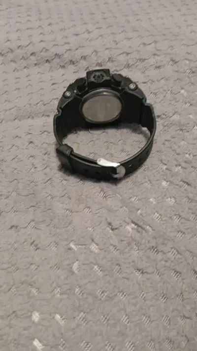 Reloj digital deportivo negro y dorado - miniatura 3