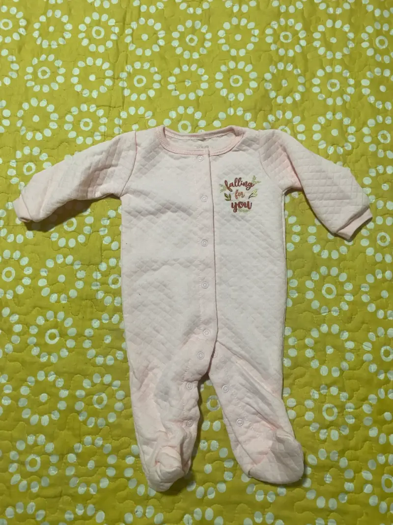 Enterito de bebé rosado con diseño bordado