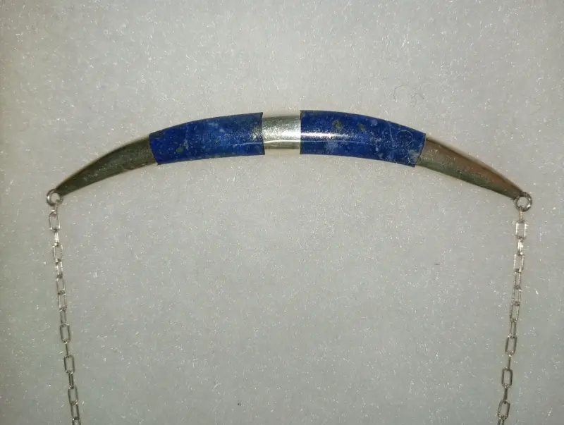 Collar de plata con diseño curvo y lapislázuli - 1