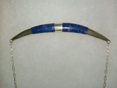 Collar de plata con diseño curvo y lapislázuli - miniatura 1