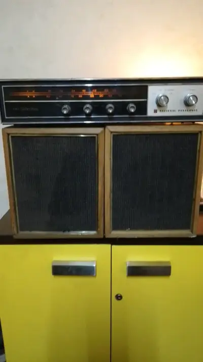 Radio vintage National Panasonic con parlantes - miniatura 1
