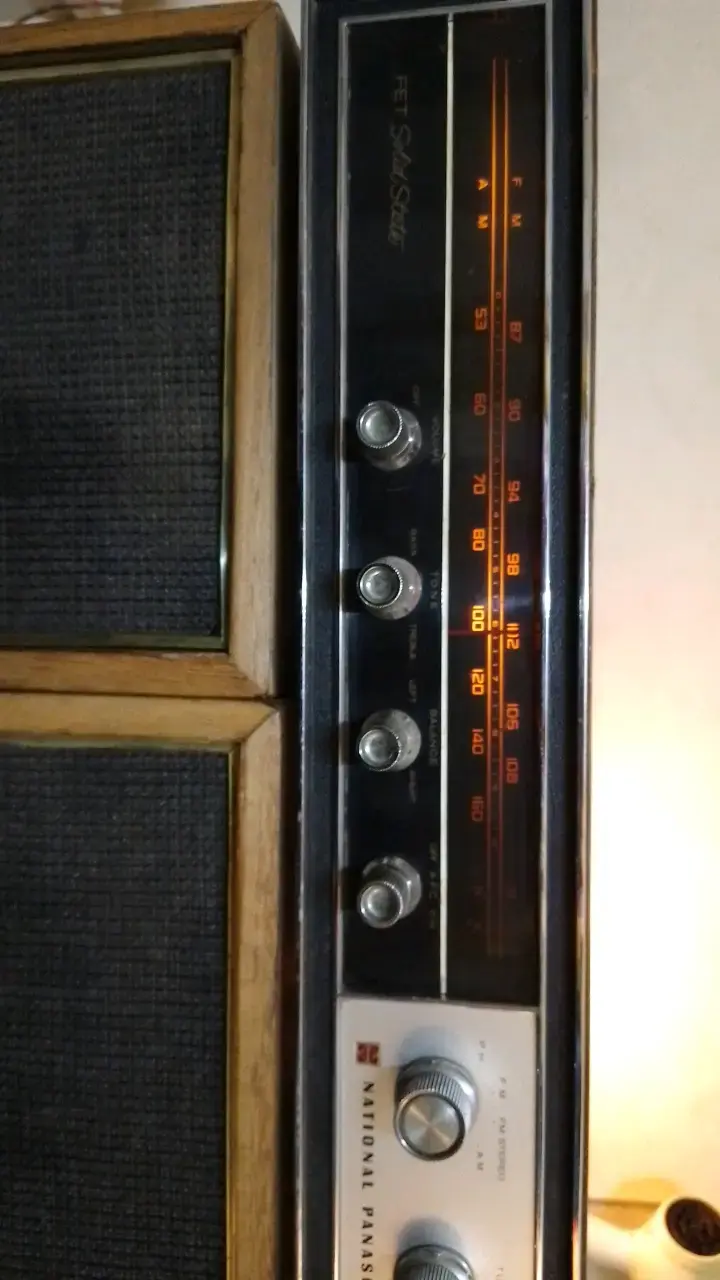 Radio vintage National Panasonic con parlantes - 2