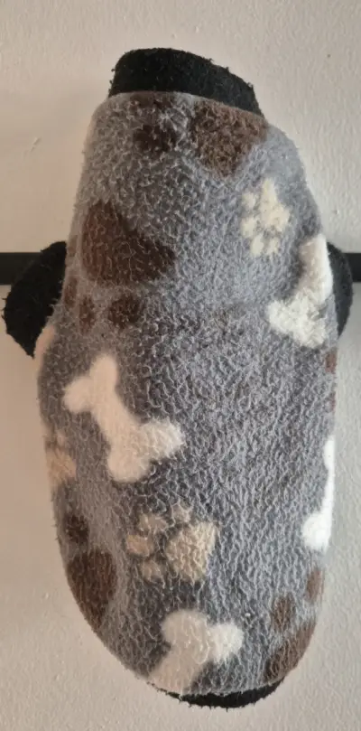 Abrigo polar para perro con diseño de huellas - miniatura 1