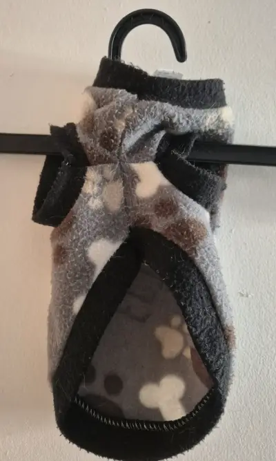 Abrigo polar para perro con diseño de huellas - miniatura 2
