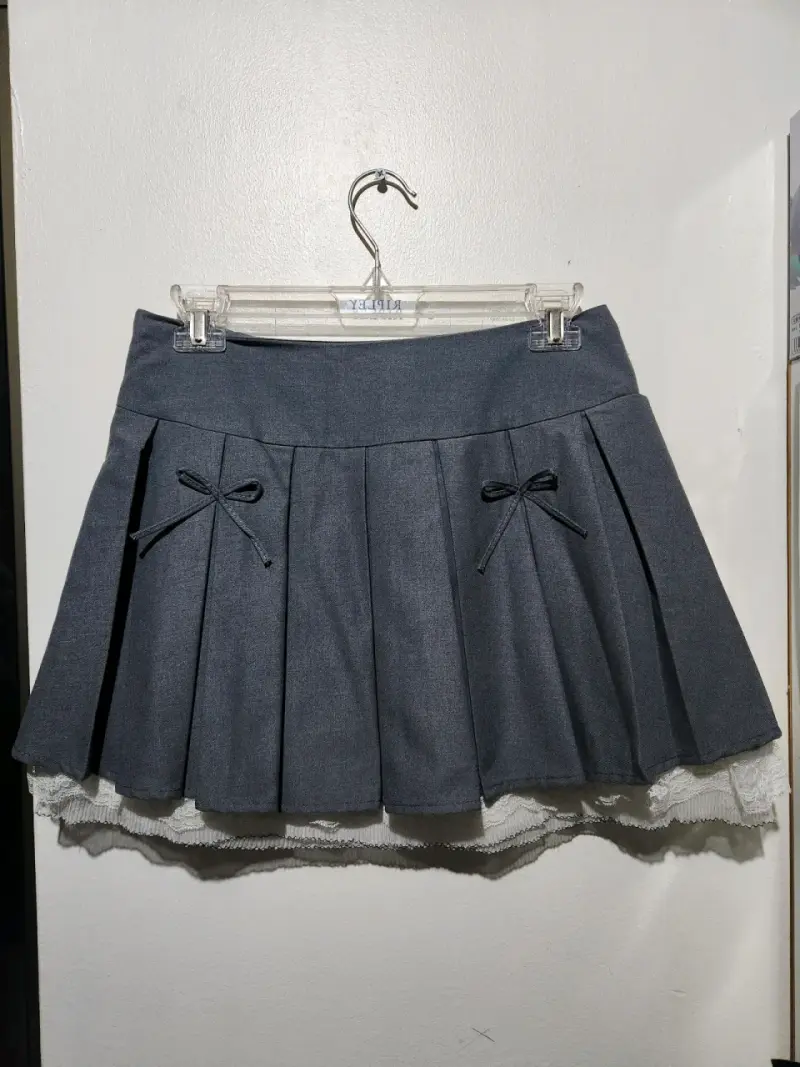 Falda corta gris con lazos decorativos - 1