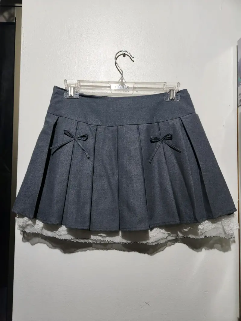Falda corta gris con lazos decorativos - 2