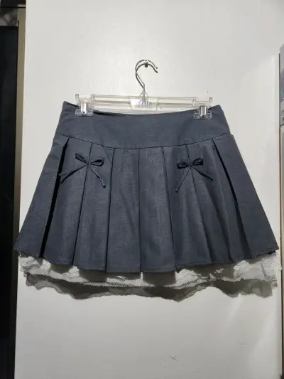 Falda corta gris con lazos decorativos - miniatura 2