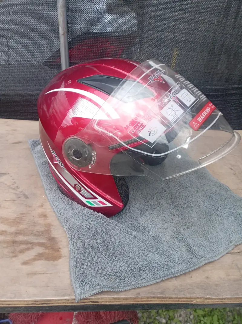 Casco de moto rojo con visera transparente - 2