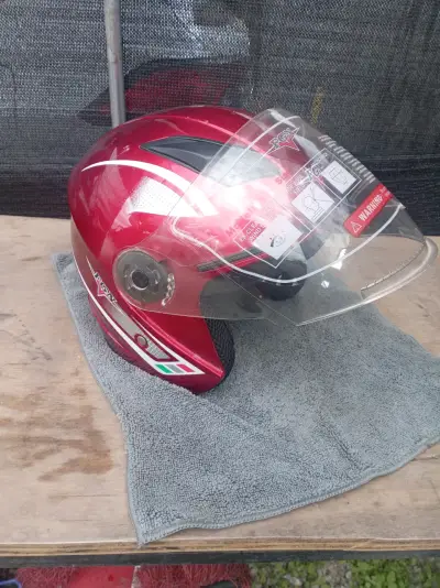 Casco de moto rojo con visera transparente - miniatura 2