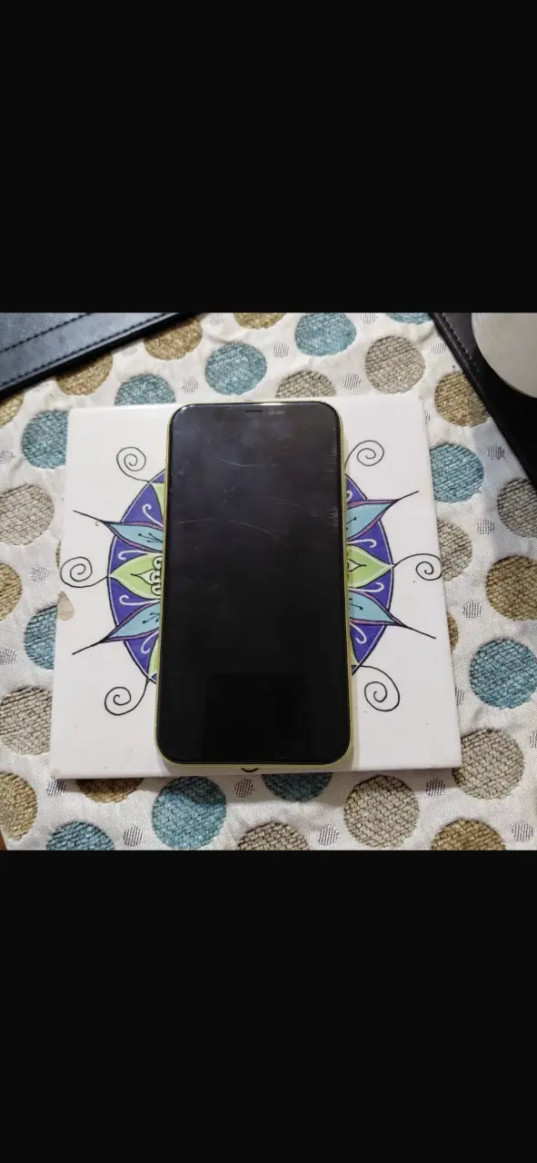 iPhone 11 amarillo en buen estado - 2