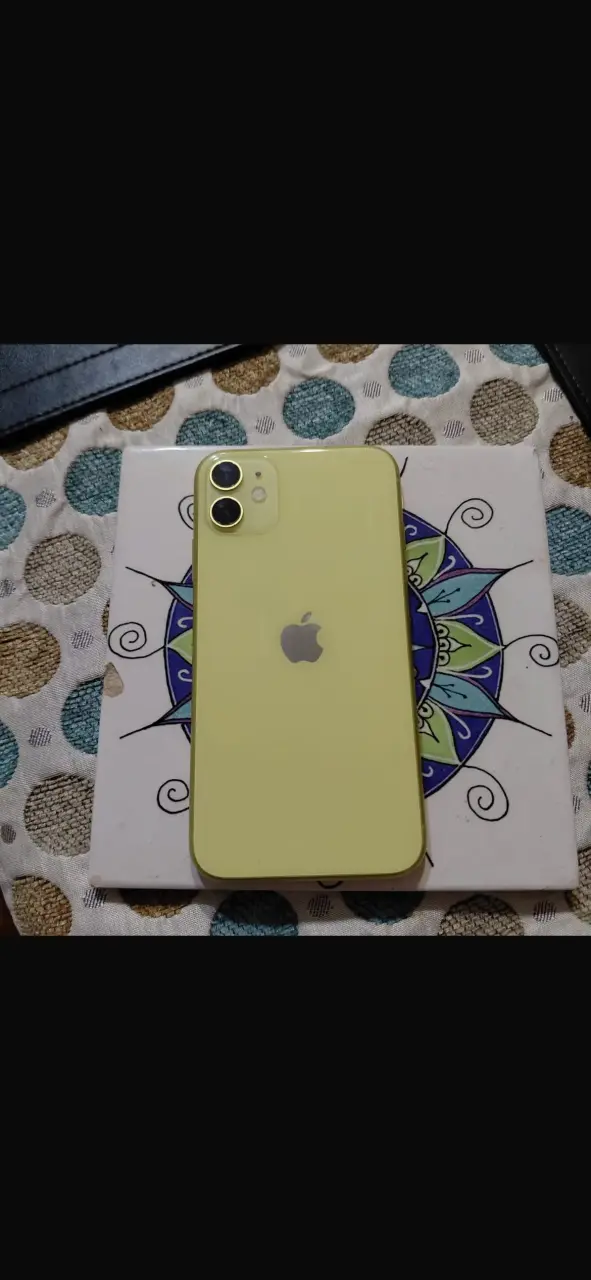 iPhone 11 amarillo en buen estado - 3