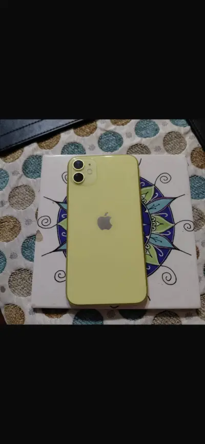 iPhone 11 amarillo en buen estado - miniatura 3