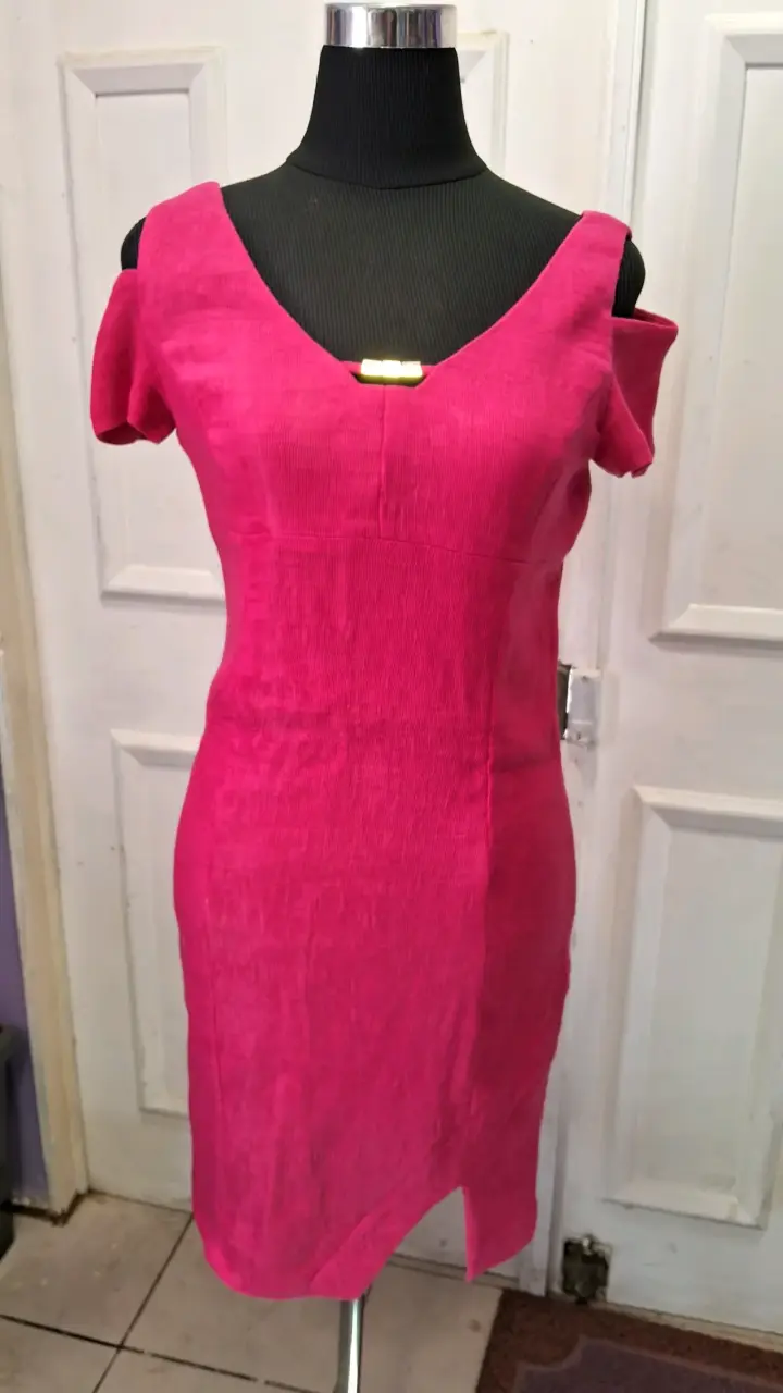 Vestido corto fucsia con escote en V