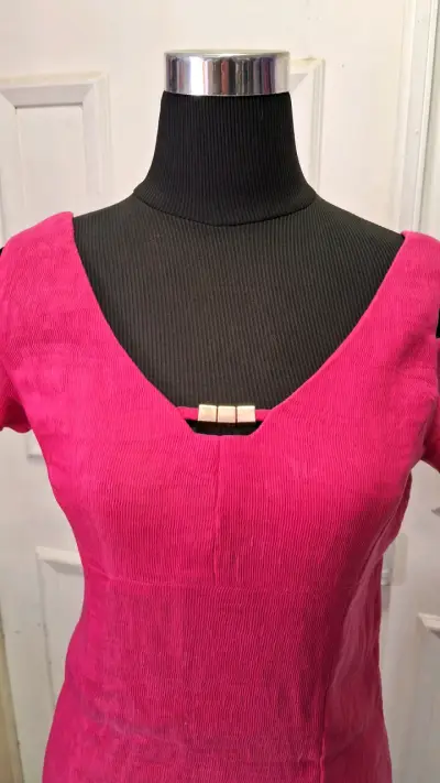 Vestido corto fucsia con escote en V - miniatura 2