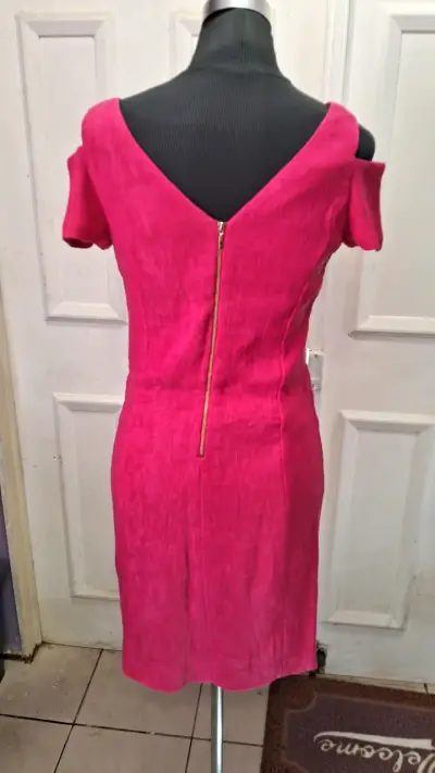 Vestido corto fucsia con escote en V - miniatura 3