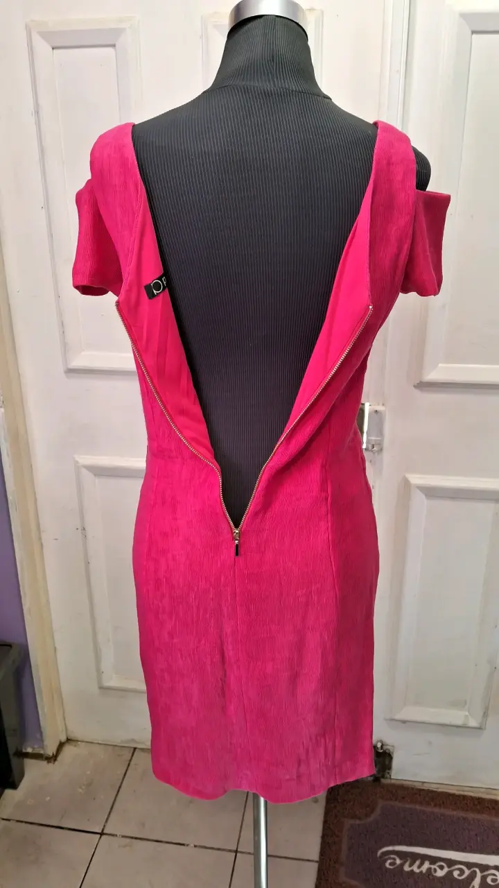 Vestido corto fucsia con escote en V - 4