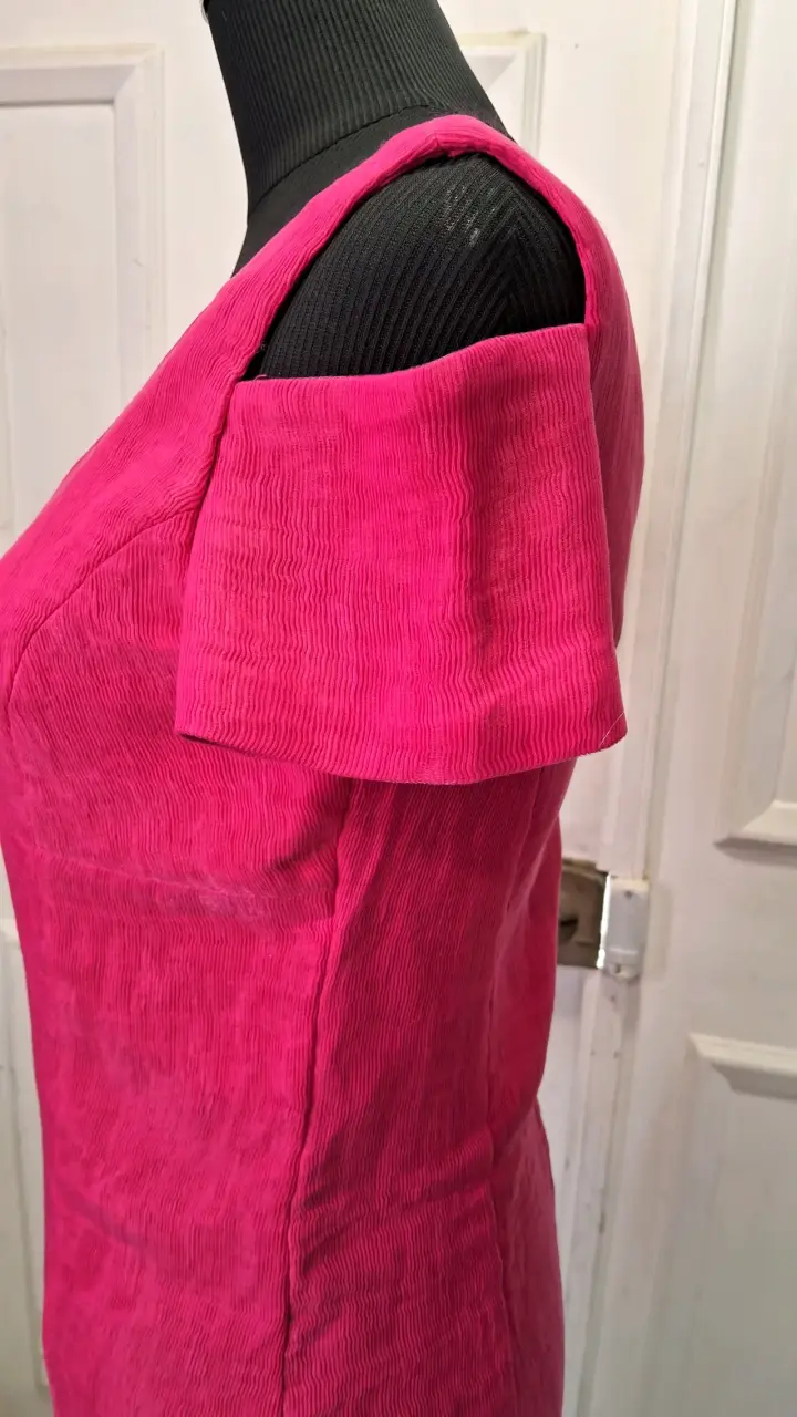 Vestido corto fucsia con escote en V - 5