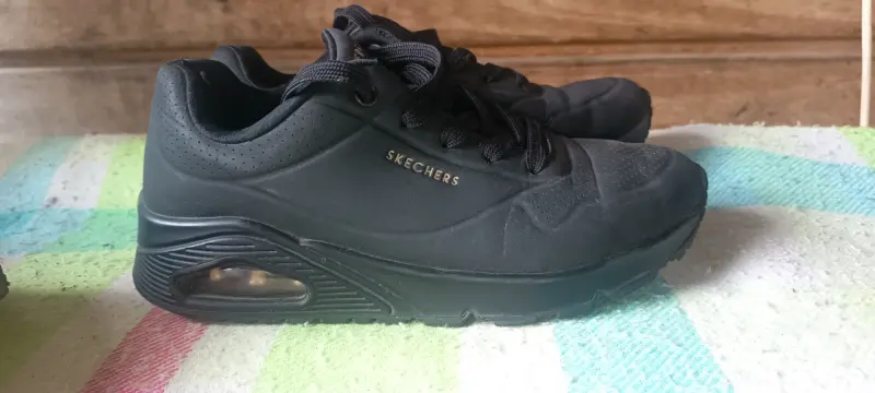 Zapatillas negras Skechers para mujer