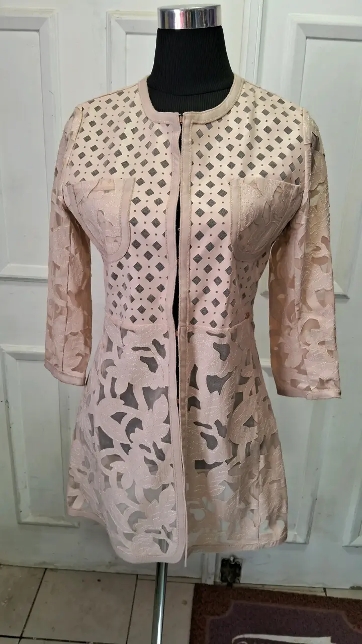 Chaqueta de encaje beige para mujer