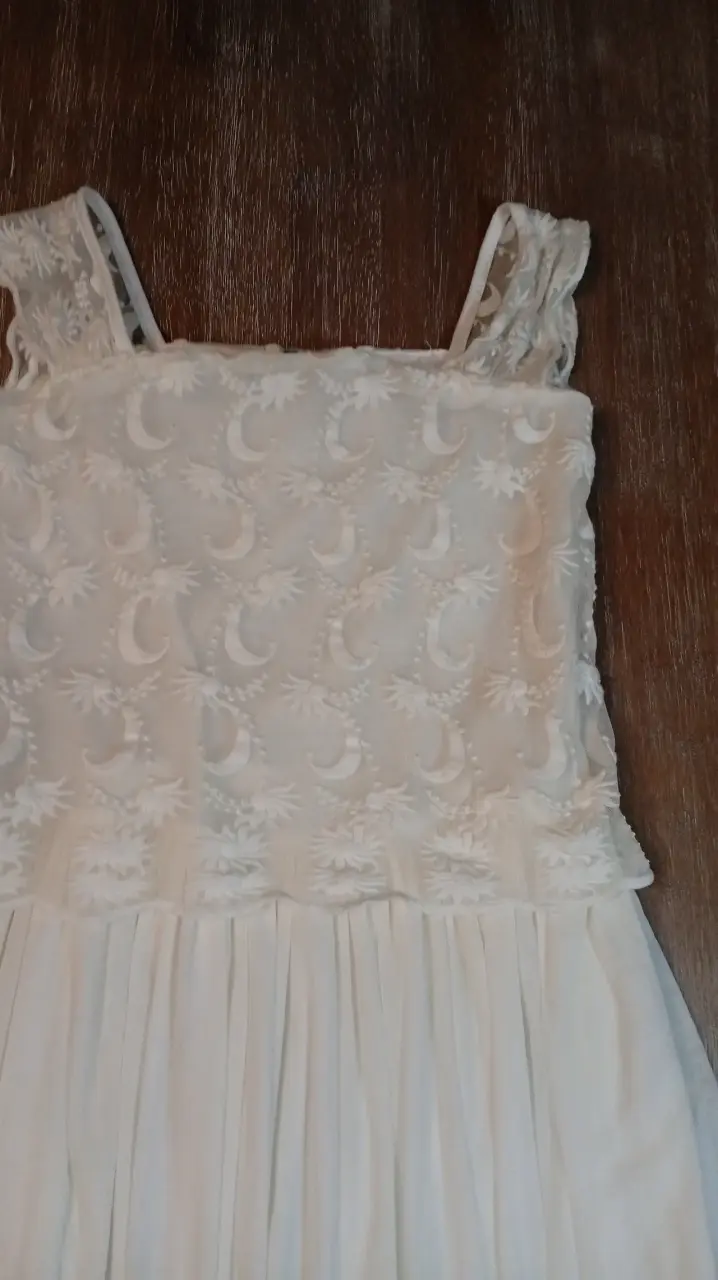 Vestido blanco con encaje floral - 1