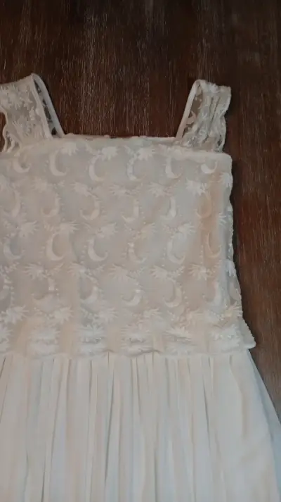 Vestido blanco con encaje floral - miniatura 1