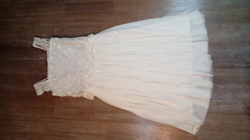Vestido blanco con encaje floral - 2