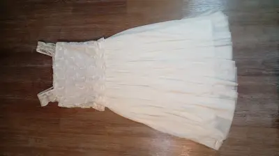 Vestido blanco con encaje floral - miniatura 2