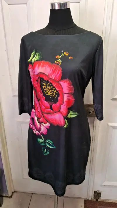Vestido negro con estampado floral colorido - miniatura 1