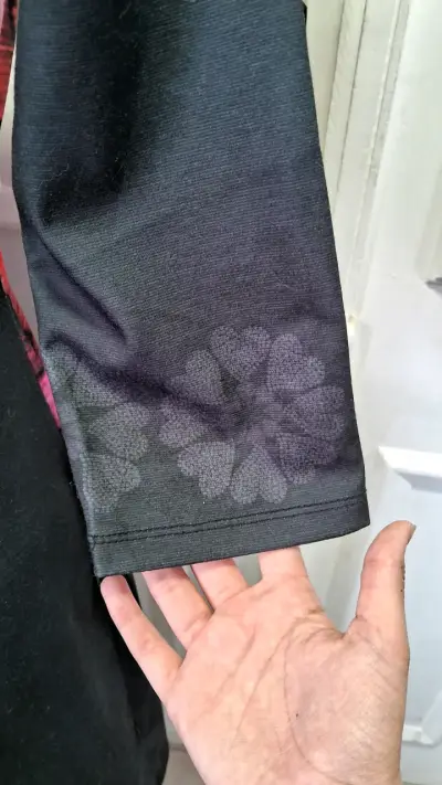 Vestido negro con estampado floral colorido - miniatura 4