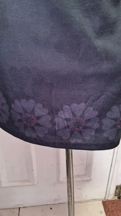 Vestido negro con estampado floral colorido - miniatura 5