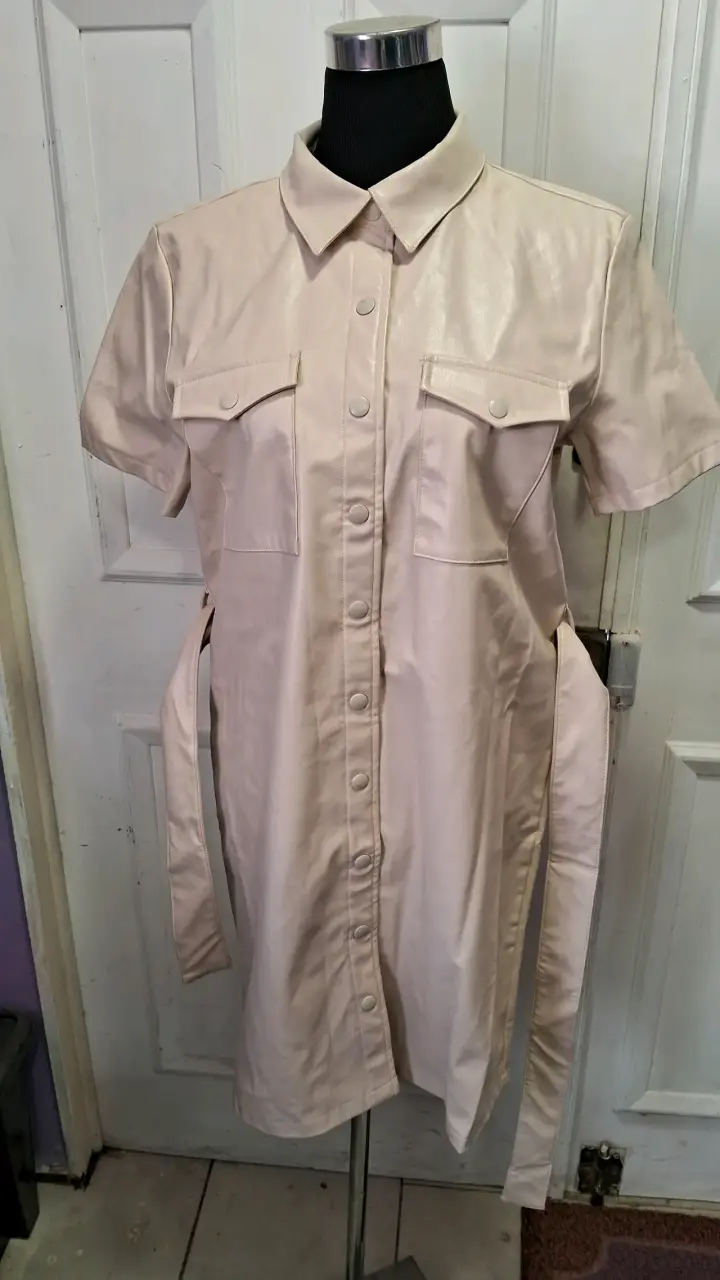 Vestido camisero beige de cuero sintético
