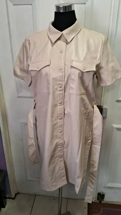 Vestido camisero beige de cuero sintético - miniatura 1