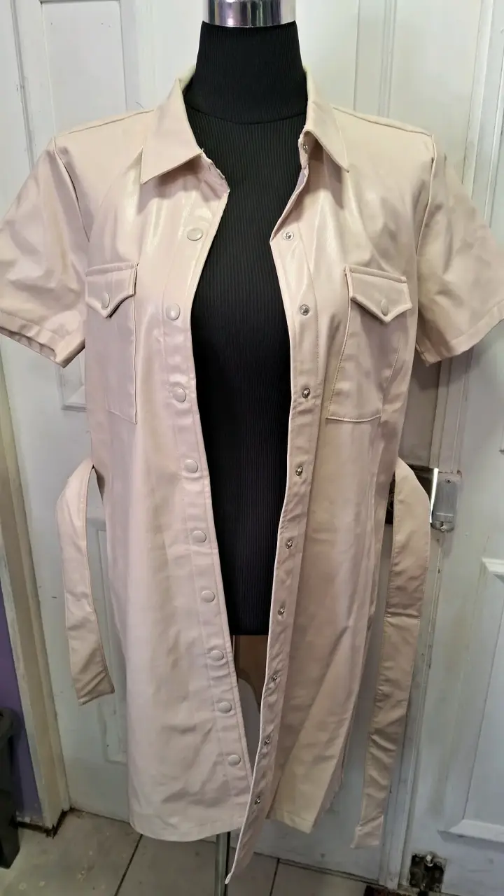 Vestido camisero beige de cuero sintético - 2