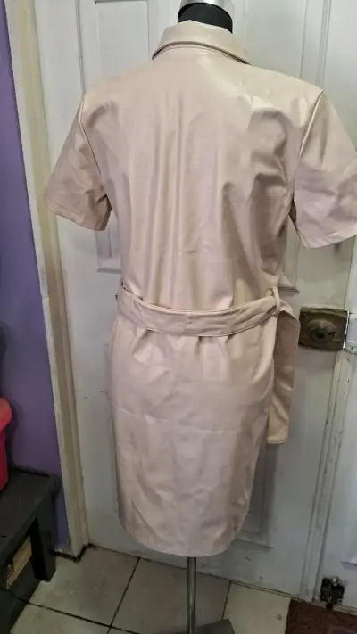 Vestido camisero beige de cuero sintético - miniatura 3