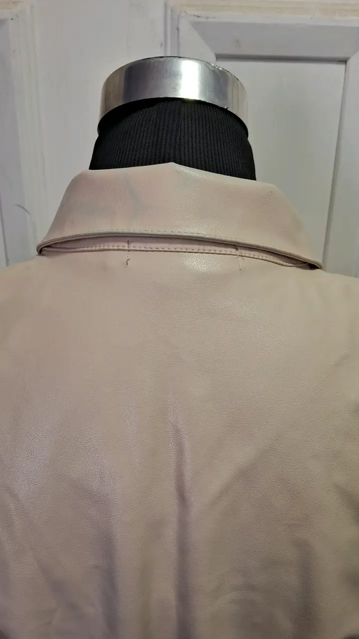 Vestido camisero beige de cuero sintético - 4