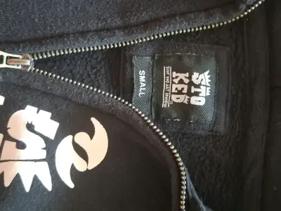 Polerón negro con capucha y cierre Talla S - miniatura 4