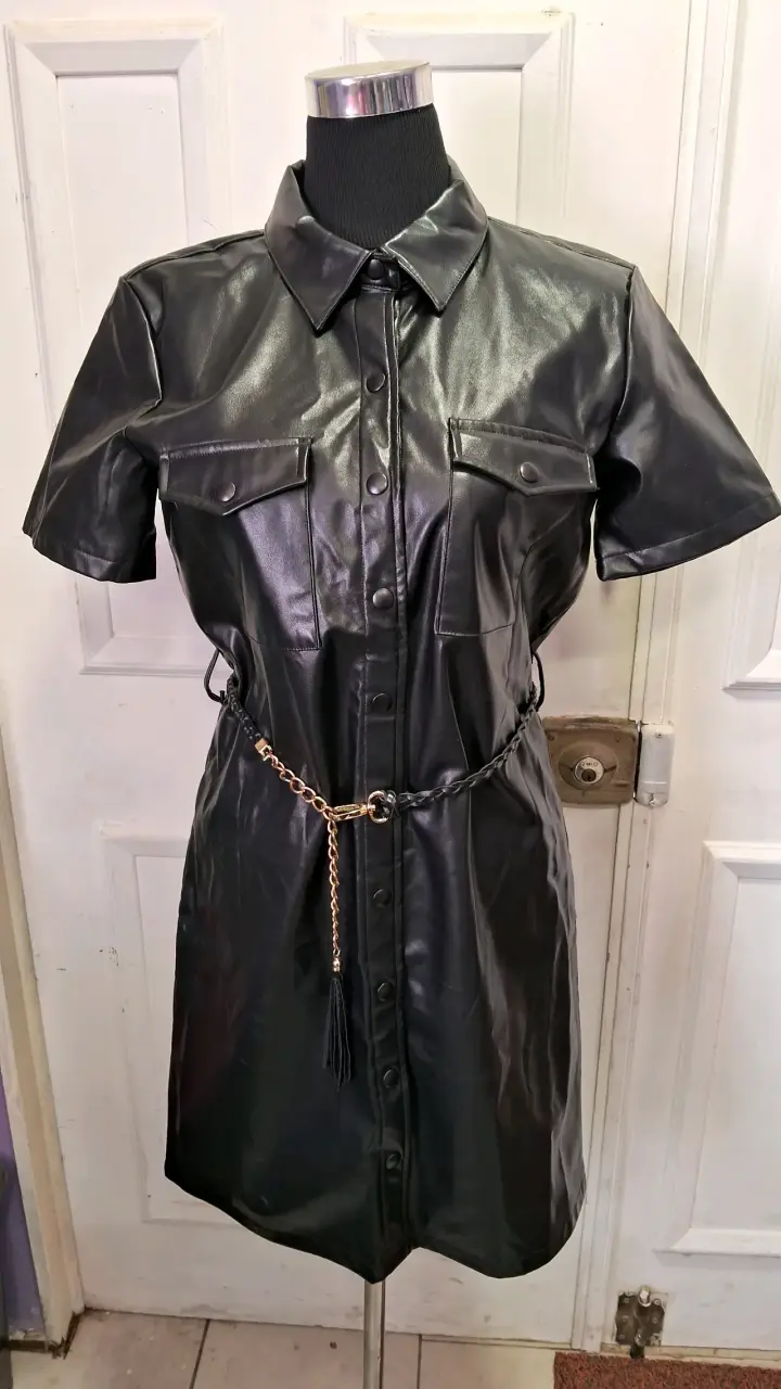 Vestido de cuero sintético negro con cinturón