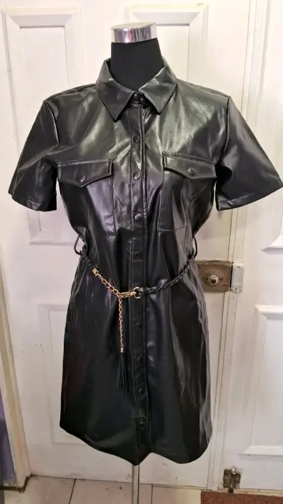 Vestido de cuero sintético negro con cinturón - miniatura 1