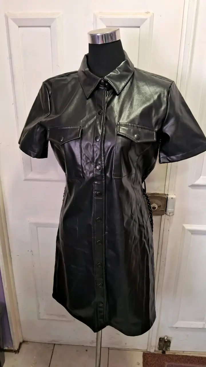 Vestido de cuero sintético negro con cinturón - 2