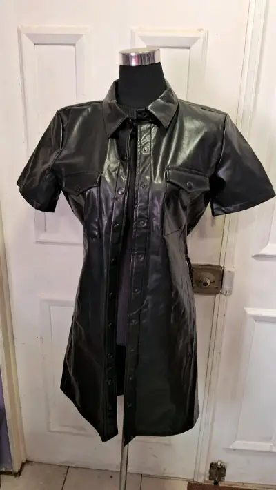 Vestido de cuero sintético negro con cinturón - miniatura 3