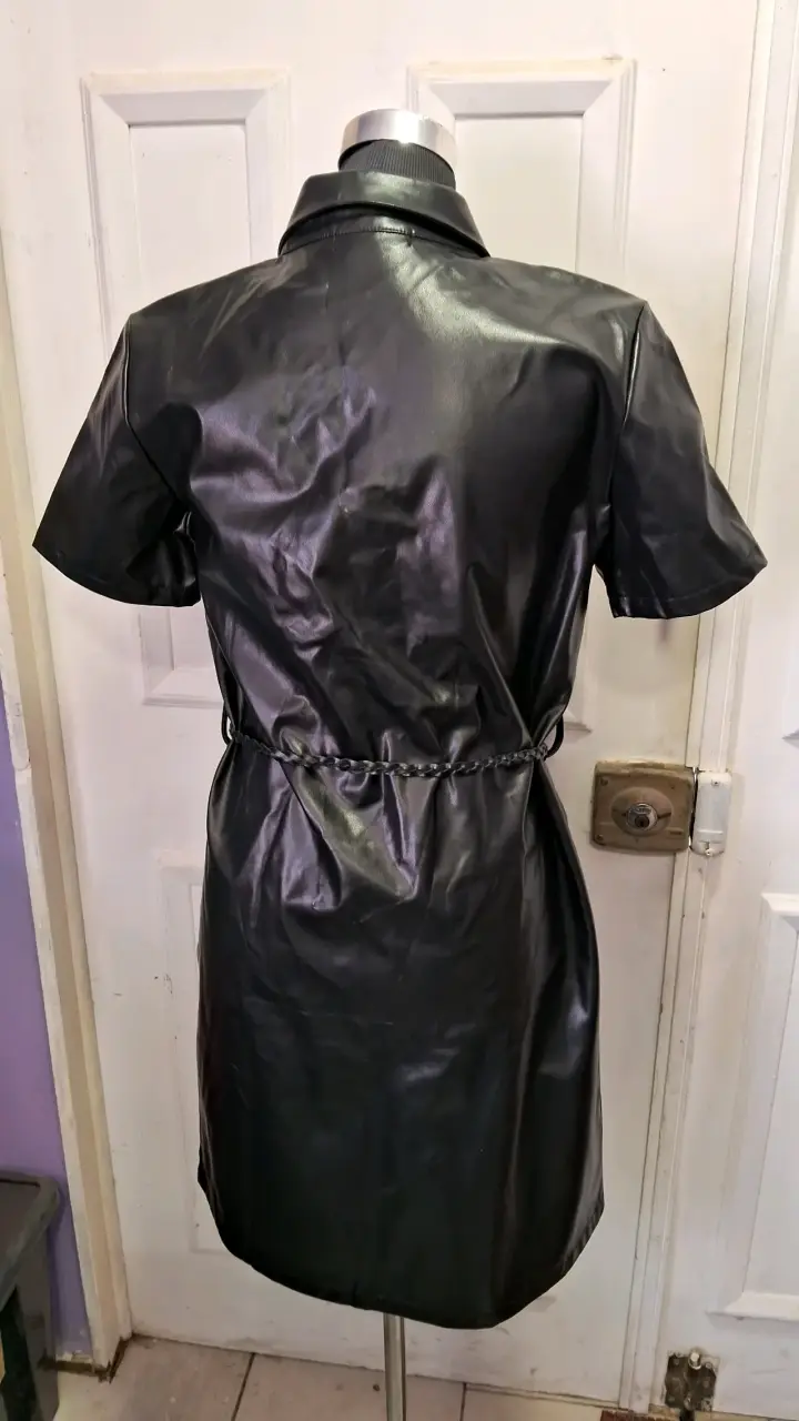 Vestido de cuero sintético negro con cinturón - 4
