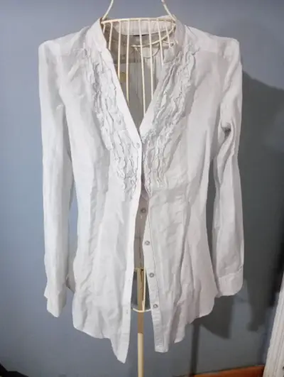 Blusa gris de mujer con volantes - miniatura 1