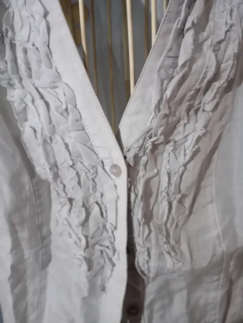 Blusa gris de mujer con volantes - 2