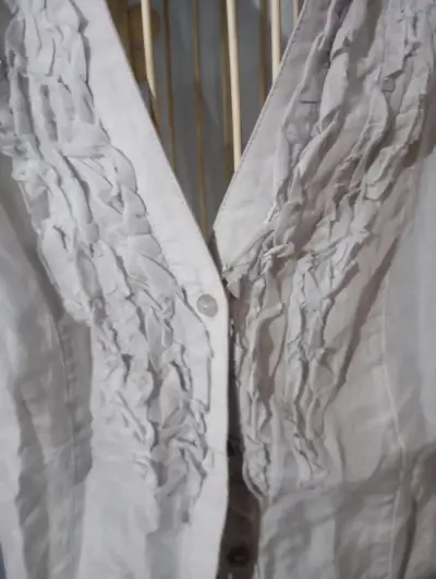 Blusa gris de mujer con volantes - miniatura 2